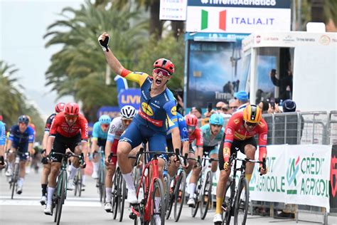 Renewi Tour: Jonathan Milan outsprints Jasper Philipsen for .